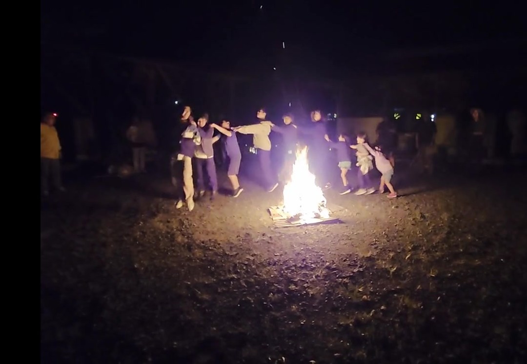 自分たちで作ったトーチが、ファイヤー場への**「光の道」**に✨幻想的な雰囲気の中、火の神が点火！🔥 高く燃え上がる炎を囲んで、ソングとスタンツで大・大・大盛り上がり！😆 この一体感と、炎に照らされたみんなの笑顔と歌声が最高の宝物です🤝💕

https://bsg-kiryu22.rdy.jp/2025/09/29/20250927-28/

#団キャンプ #キャンプファイヤー #光の道 #火の神降臨 #合同キャンプ #最高の思い出 #一体感